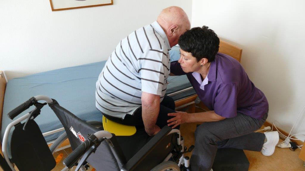 <p>Beim Prinzip &laquo;Cleverer Transfer&raquo; geht es darum, dass Mitarbeitende bef&auml;higt werden, Hilfsmittel f&uuml;r eine pr&auml;ventions- und ressourcenorientierte Arbeitsweise zu nutzen. Im Fokus stehen insbesondere sogenannt kleine Hilfsmittel wie z. B. Rutschbrett, Tunnelgleithilfe, Antirutschmatte etc. In Kin&auml;sthetik-Grundkursen werden in der Schweiz j&auml;hrlich ca. 10&rsquo;000 Teilnehmende f&uuml;r eine pr&auml;ventions- und ressourcenorientierte Arbeitsweise sensibilisiert. Sie lernen, allt&auml;gliche Unterst&uuml;tzungen mithilfe von gezielten Blickwinkeln differenziert wahrzunehmen und gesundheitsf&ouml;rdernd anzupassen. Diese Qualifikation soll mit diesem Modul vertieft und erweitert werden. Im Zentrum steht dabei die Nutzung der Hilfsmittel. Es zielt auf die Kompetenz der Pflegenden und Betreuenden ab, Hilfsmittel so zu nutzen, dass sie sich einerseits vor k&ouml;rperlichen &Uuml;berlastungssch&auml;den sch&uuml;tzen und dass andererseits die unterst&uuml;tzte Person ihre eigenen Bewegungsm&ouml;glichkeiten optimal nutzen kann. Dies tr&auml;gt wiederum zur Entlastung der Pflegenden und Betreuenden bei.</p>
